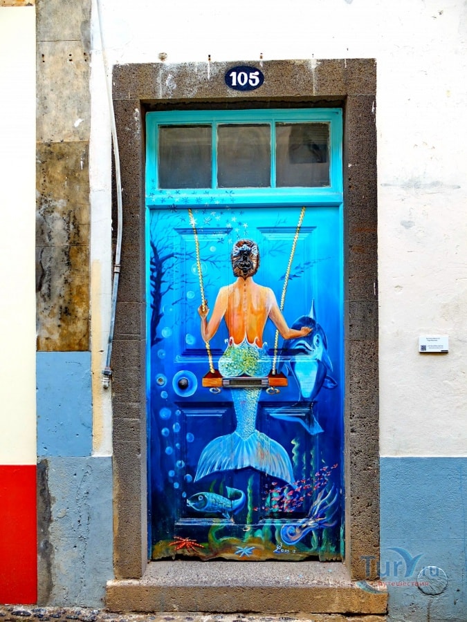 Португальские двери с русалкой на качелях